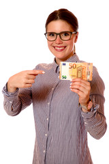 Junge Frau mit 50 Euro 