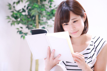 Fototapeta premium 本を読む女性