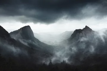 Foto auf Acrylglas Dunkelgrau Dramatisches Wetter auf den Felsen Sanadoire und Tuilière in der Provinz Auvergne - Frankreich