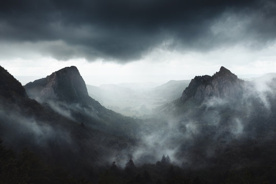 Fototapeta Dramatyczna pogoda na skałach Sanadoire i Tuilière w prowincji Owernia - Francja