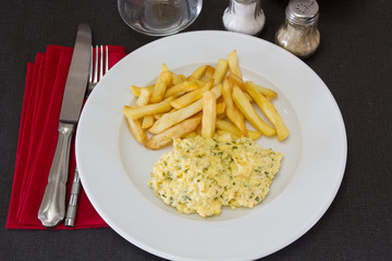 oeufs brouillés et frites