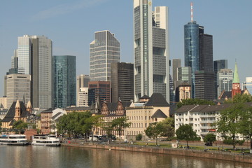 Fototapeta premium Frankfurt; Mainkai und Skyline