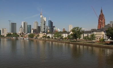 Frankfurt; Mainkai mit Dom und Skyline