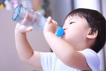 ラムネを飲む男の子