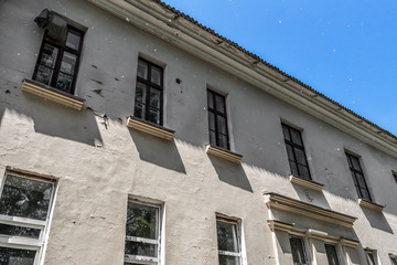 Obraz premium Old abandoned hospital. Medical complex. Old architecture. Architectural heritage. Poplar fluff