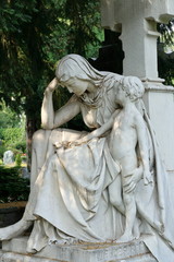 Obraz premium Cmentarz rzeźba żałoba kobieta chłopiec stojący