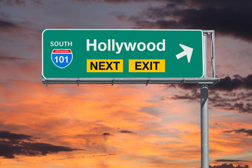 Obraz premium Hollywood Route 101 Freeway Next Exit Sign z Sunset Sky
