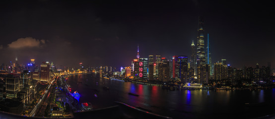 Fototapeta na wymiar Nachtpanorama über the Bund und Pudong mit Huangpu River fotografiert im November 2016