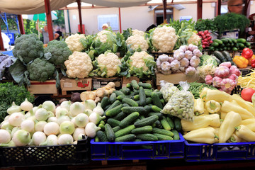 Targowisko z warzywami i owocami w Opolu.
