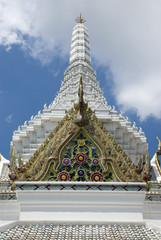 Weißer Turm des Wat Phra Kaew Tempels in Bangkok, Thailand