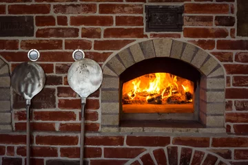 Papier Peint photo Pizzeria Four à pizza italien traditionnel, bois brûlant et flammes dans la cheminée