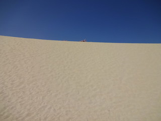Wei&szlig;er Sand und blauer Himmel - Wanderd&uuml;ne