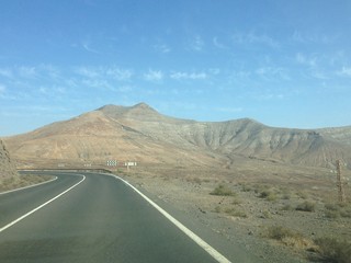 Stra&szlig;e in der W&uuml;ste in die Berge