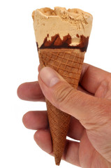 Cornet de glace tenu en main sur fond blanc