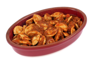 Plat de raviolis sur fond blanc