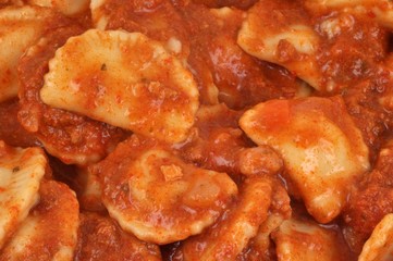 Gros plan sur des raviolis à la sauce tomate