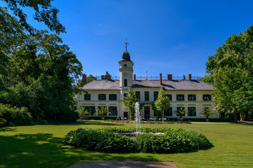 Fototapeta premium Zabytek architektury i ogrodu: Ogród pałacowy z fontanną w Berlinie-Britz