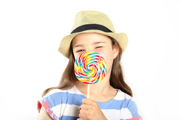 Siebenjähriges Mädchen lutscht einen Lolli