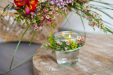 Tischdekoration mit Gräsern und Blüten