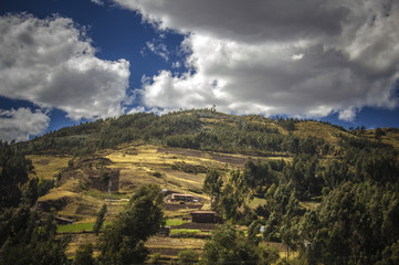 Fototapeta na wymiar Cusco, Perú - 2 de julio de 2018: Hermoso paisaje de la meseta de Chinchero, en la ciudad conocida como Racchi, con un hermoso cielo azul. Edición en tono sepia.