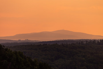 Das Bodetal im Vordergrund und der Brocken im Hintergrund beim Sonnenuntergang