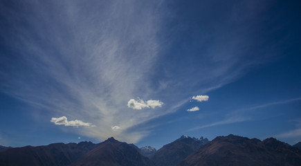 Montañas vista desde la ciudad de Maras con cielo azul. Cusco, Perú.