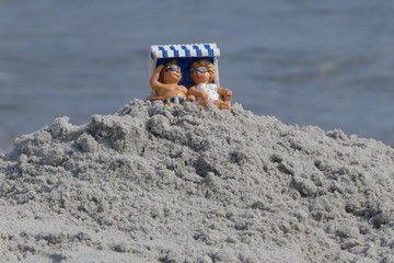 Happy couple makes beach holidays.
Urlauberpaar, Mann und Frau, sitzt glücklich lächeln im...