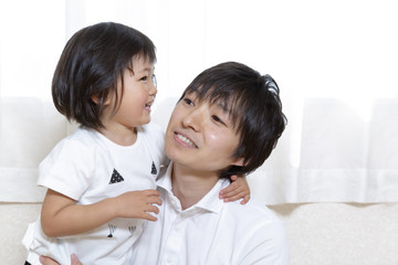 Fototapeta premium 幼い娘と遊ぶ父親、幸せな家族シーン