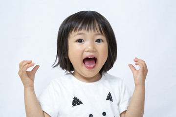 感激喜び手を上げる幼い女の子