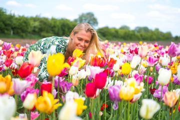 Junge Frau inmitten eines Blumenfeldes