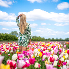 Junge Frau inmitten eines Blumenfeldes