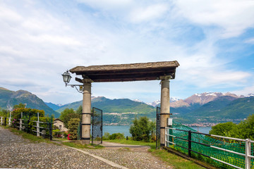 Fototapeta premium holidays in Italy - a view of the most beautiful lake in Italy, Lago di Como 