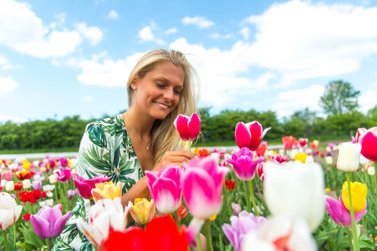 Junge attraktive Frau in einem Blumenfeld