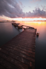une petite passerelle qui avance sur la mer lors d&rsquo;un magnifique couch&eacute; de soleil