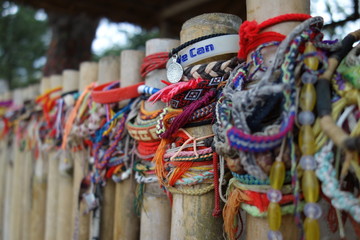 Des bracelets accrochés pas des visiteurs   sur une palissade en hommage des victimes du génocide...