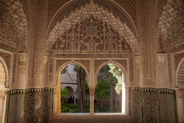 Detalles de la arquitectura de los palacios nazaríes de la alhambra de Granada, España