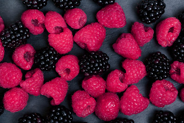 свежая малина и ежевика на черном фоне