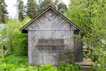 Старый деревянный загородный дом.