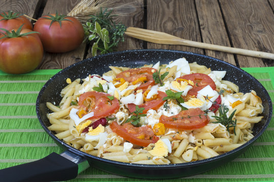 Una sart&eacute;n de macarrones cocinados con queso y vegetales