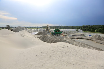 Kopalnia odkrywkowa piasku, maszyna do sortowania piasku z taśmociągiem.