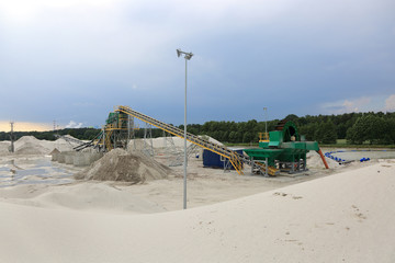 Kopalnia odkrywkowa piasku, maszyna do sortowania piasku z taśmociągiem.