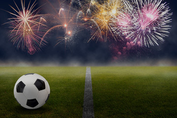Fußball im Stadion nach Spielende vor einem Feuerwerk