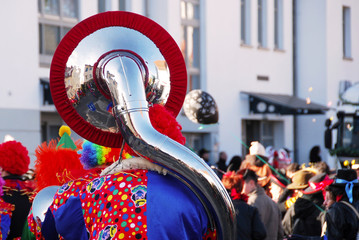Jecke mit Posaune beim Karneval, Fasching