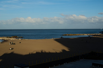 Obraz premium Espigón de rocas en playa de Mar del Plata, Argentina