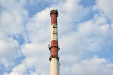 Komin fabryczny z zainstalowanymi antenami © shake_pl