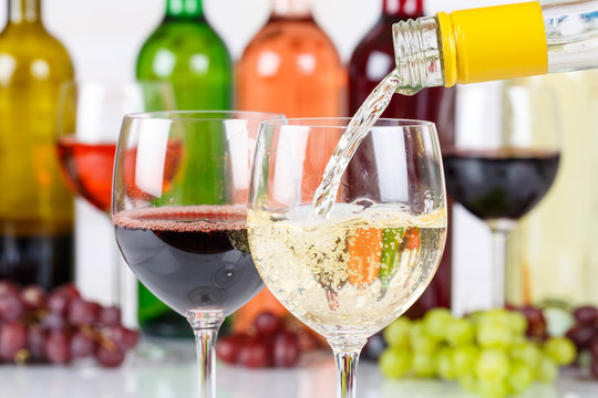 Wein einschenken eingie&szlig;en Weinflasche Weinglas Wei&szlig;wein Weisswein Flasche