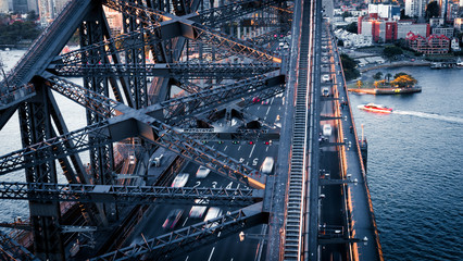 Verkeer stroomt over de Sydney Harbour Bridge bij zonsondergang