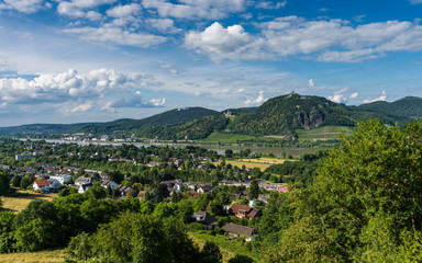 Blick zum Siebengebirge im Sommer; Deutschland