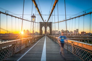 Rolgordijnen Joggers op de Brooklyn Bridge in New York City, VS © eyetronic