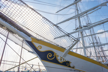 Obraz premium Rigging of a tall ship in a port in sunlight in spring